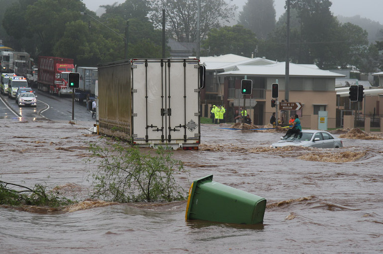 File:Trapped woman on a car roof during flash flooding in Toowoomba 2.jpg